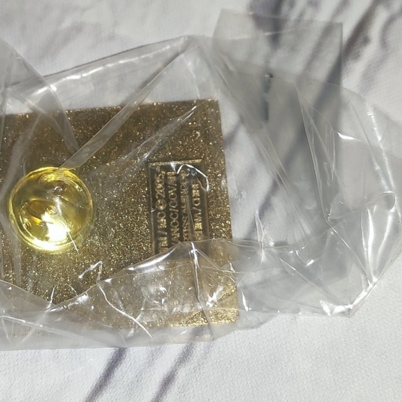 XXI 2010 winter Olympics Pin brand new - Picture 2 of 2